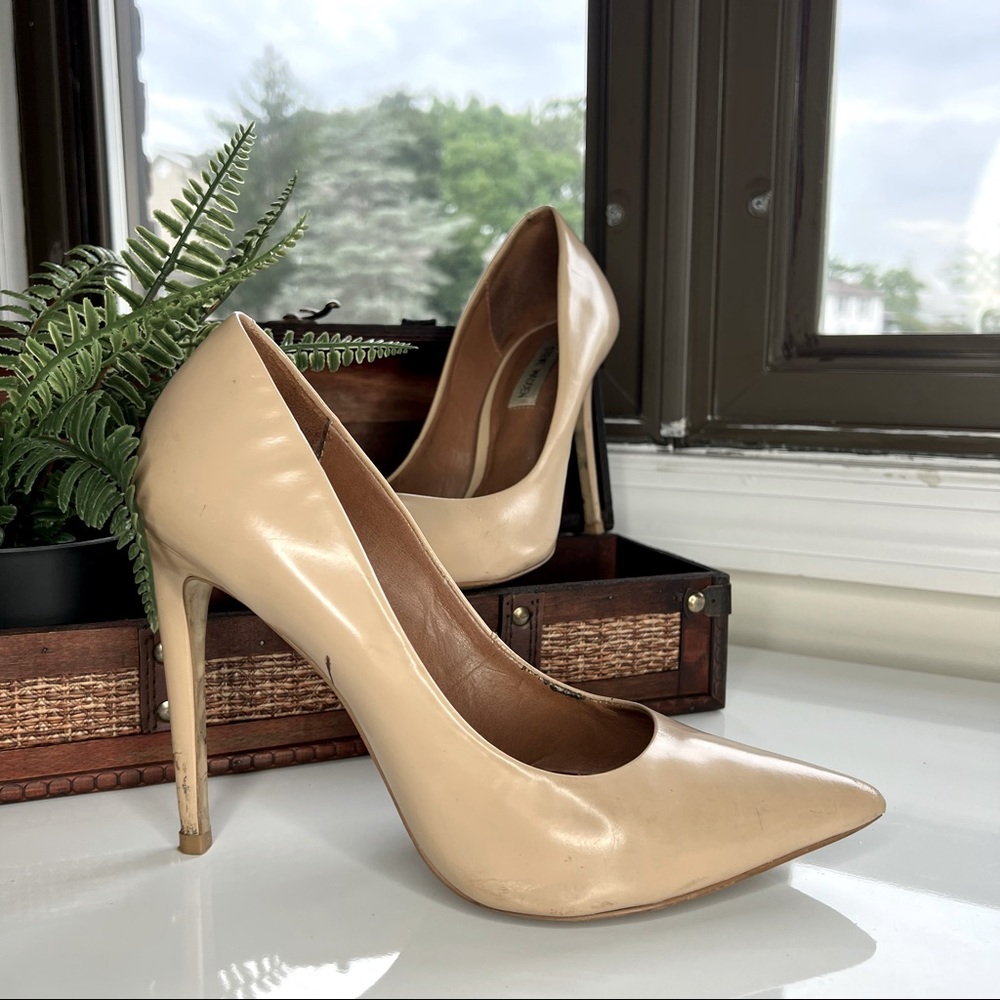 Steve Madden beige pumps. Size 9